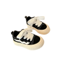 Zamszowe sneakersy dla dziecka klasyczne wiązane czarne adidasy.png