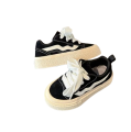 Zamszowe sneakersy dla dziecka klasyczne wiązane czarne trampki.png